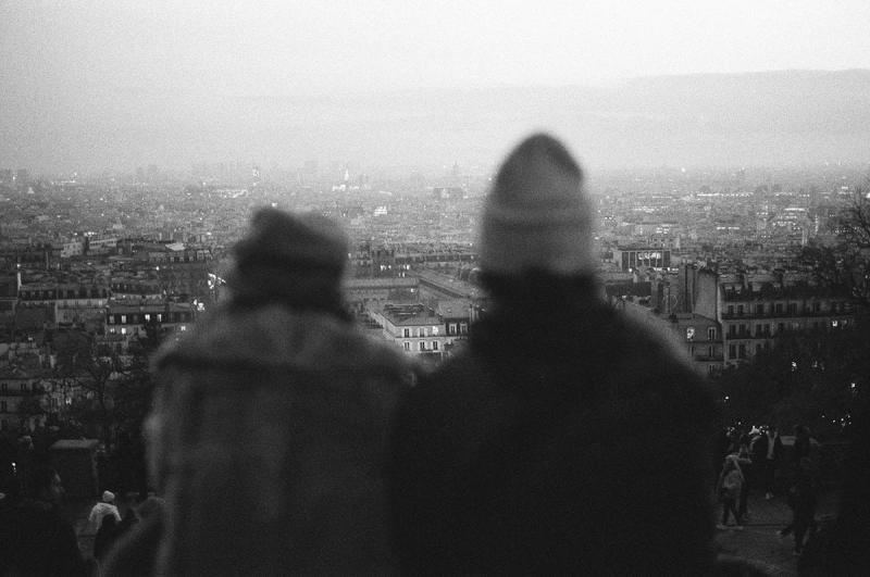 Montmartre Argentique - Petit couple sur la butte face à Paris