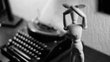 Machine à écrire et mannequin