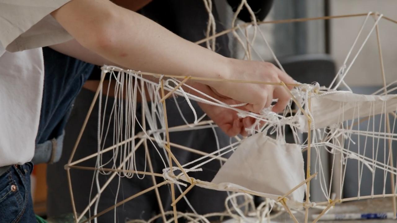 Construction d'une maquette par des élèves lors de la semaine Design de l'ENPC