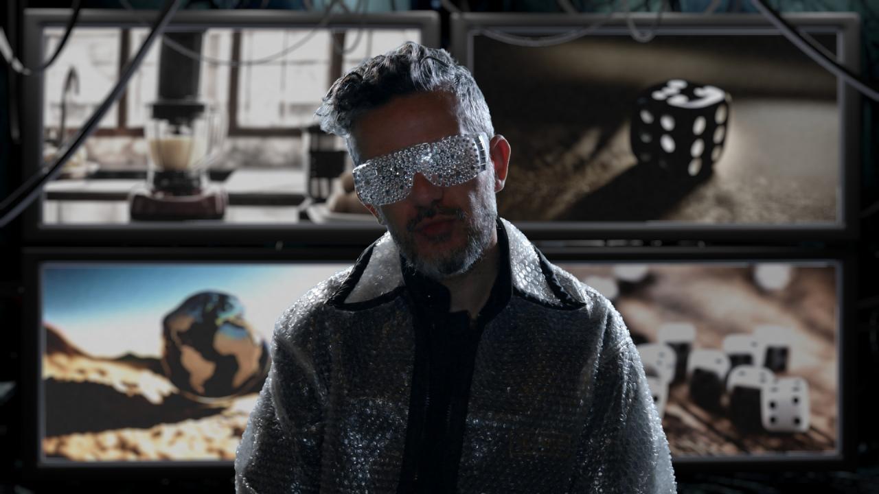 Khalifa Belouzaa dans le rôle de l'influenceur le plus célèbre de la galaxie.